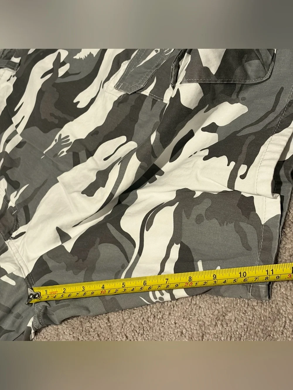 Wrangler Authentics Men’s Gray White Camo Cargo Shorts Size 44 Measured 44x11